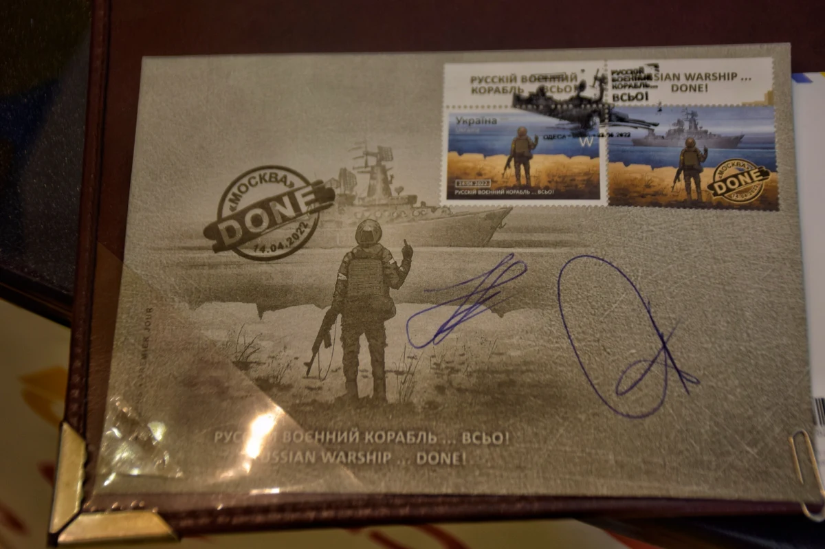 Ukraińska poczta rozpoczęła sprzedaż drugiego wojennego znaczka. Tym razem również nawiązuje do zatopienia krążownika Moskwa. W pierwszy dzień dystrybucji sprzedano 800 tysięcy egzemplarzy.