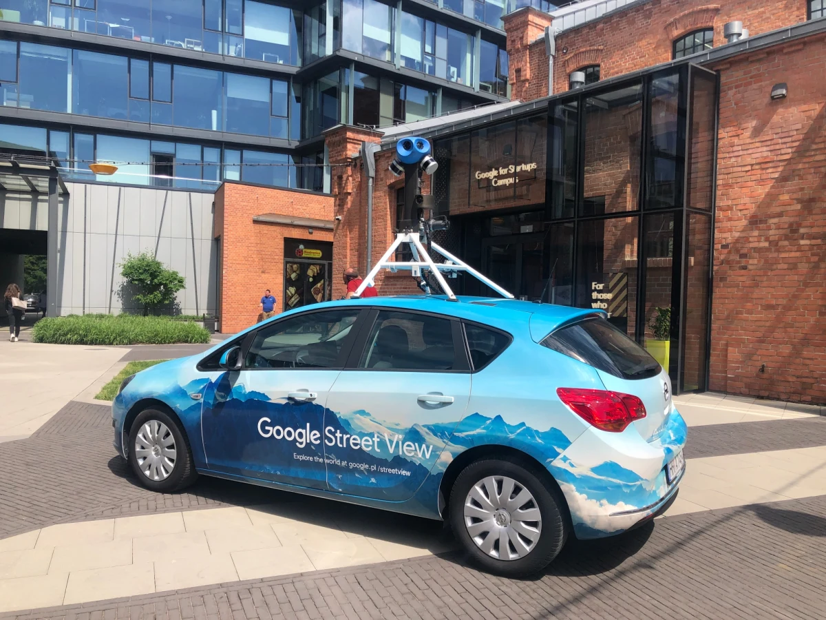 Piętnaście lat temu powstała usługa Street View, ambitny projekt współzałożyciela Google, Larry'ego Page'a, zakładający stworzenie mapy całego świata ze zdjęć sferycznych. Obecnie do dyspozycji jest 220 miliardów zdjęć Street View z ponad stu krajów i terytoriów. Jest to nowy rekord Map Google. 