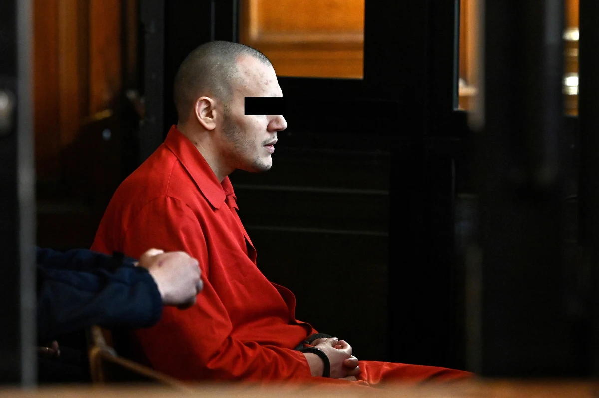 Stefan W., oskarżony o zabójstwo Pawła Adamowicza poza terenem sądu ma zachowywać się inaczej niż podczas procesu na sali sądowej – wynika z nieoficjalnych ustaleń reportera RMF FM. Kuba Kaługa dotarł do informacji o zachowaniu Stefana W. w areszcie śledczym. Pismo w tej sprawie przygotowano na polecenie sądu.