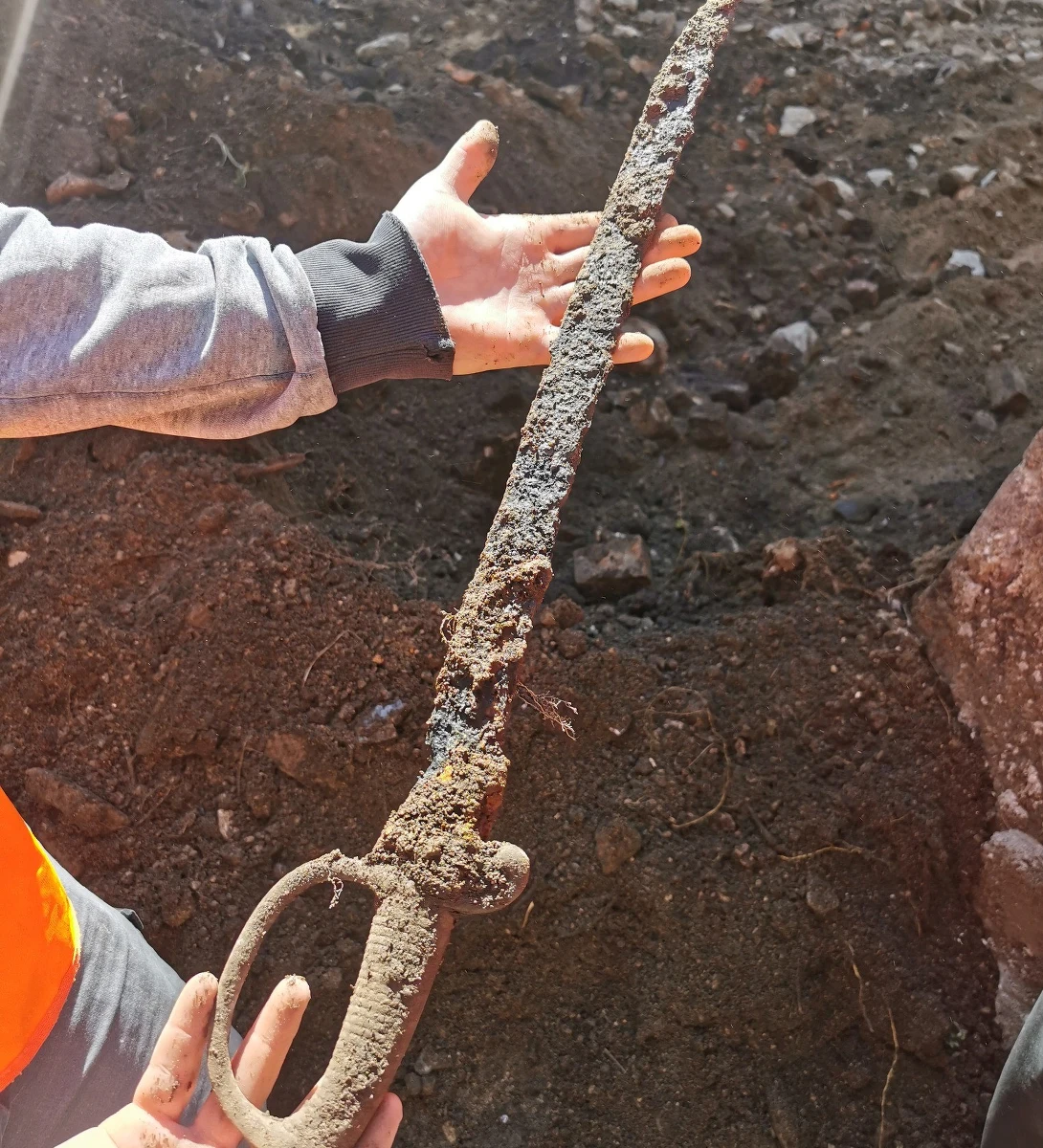 Unikatowe odkrycie w czasie prac remontowych na Twierdzy Srebrna Góra. W czasie oczyszczania fosy znaleziono zabytkowy tasak. Przedmiot, przypominający szablę, może pochodzić z początku XIX wieku. To spora niespodzianka i jedno z największych odkryć ostatnich lat – przyznają pracownicy. 