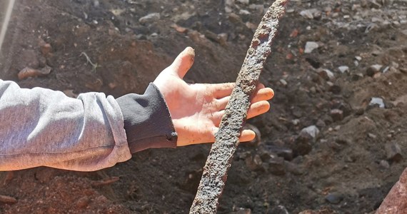 Unikatowe odkrycie w czasie prac remontowych na Twierdzy Srebrna Góra. W czasie oczyszczania fosy znaleziono zabytkowy tasak. Przedmiot, przypominający szablę, może pochodzić z początku XIX wieku. To spora niespodzianka i jedno z największych odkryć ostatnich lat – przyznają pracownicy. 