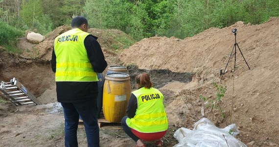 Policjanci w powiecie wejherowskim zatrzymali na gorącym uczynku dwóch mężczyzn, którzy do głębokiego dołu wlewali odpady poprodukcyjne. Były to rozpuszczalniki z 26 plastikowych beczek o pojemności około 120 litrów każda. Wykopana góra z ziemi z wykopu stanowiła zasłonę, dla działań przestępczych. Jak wstępnie ustalili policjanci, działalność ta mogła trwać od wielu lat. 