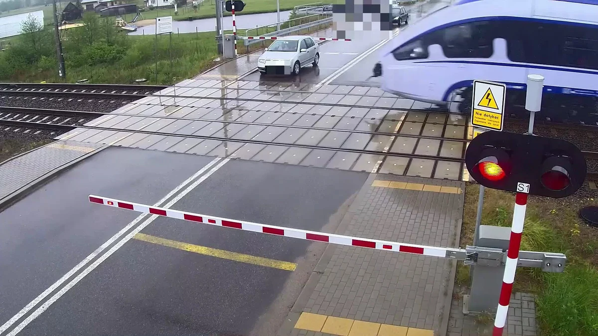 Po ostatnich wydarzeniach w mazowieckiej Chrośli, gdzie autobus szkolny ominął opuszczone rogatki, pojawiają się kolejne nagrania pokazujące, jak kierowcy ignorują zagrożenia na przejeździe kolejowym. Monitoring w Prostyni w gminie Małkinia Górna na Mazowszu zarejestrował niebezpieczne zachowanie kierowcy skody. Mężczyzna wjechał na przejazd kolejowy pomimo opuszczonych rogatek i włączonej sygnalizacji świetlnej ostrzegającej przed nadjeżdżającym pociągiem.