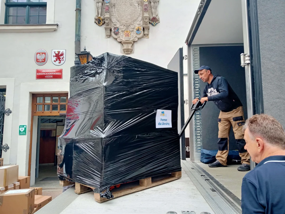 Kilkaset kartonów z żywnością, środkami czystości i artykułami medycznymi, a także akumulatory, generatory prądu, latarki, śpiwory, karimaty, łóżka polowe - dary gromadzone przez dwa miesiące w Urzędzie Marszałkowskim Województwa Zachodniopomorskiego dotarły do adresatów. Udało się zebrać prawie wszystko z listy potrzeb, jaką przygotował partnerski dla Pomorza Zachodniego Obwód Mikołajowski w Ukrainie.