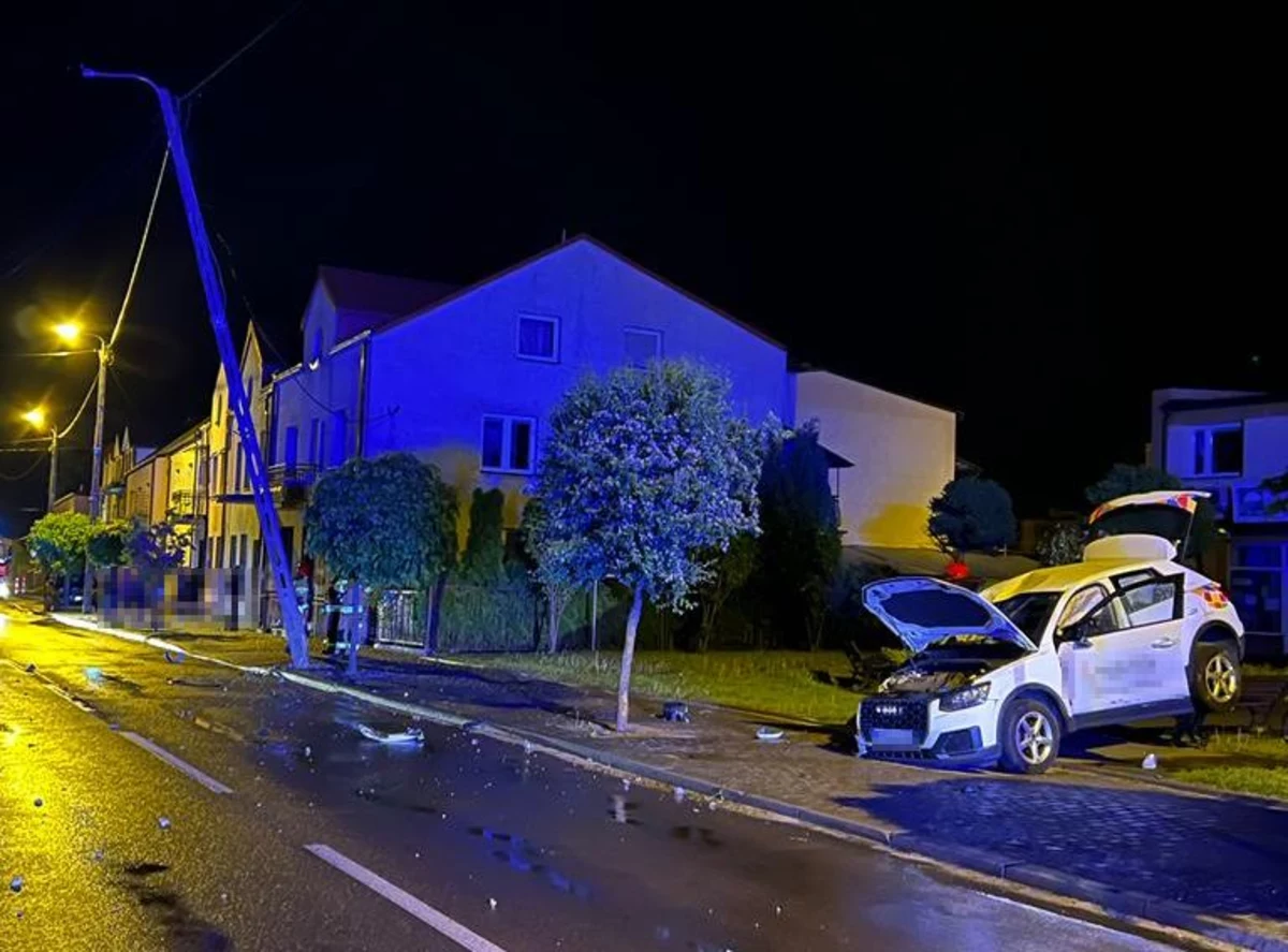 Policjanci z Parczewa zatrzymali po pościgu 19-laka, który nie zatrzymał się do kontroli i uciekał łamiąc liczne przepisy. Jego brawurowa ucieczka pożyczonym autem zakończyła się na słupie oświetleniowym. W chwili zatrzymania był pod działaniem narkotyków, dodatkowo nie posiadał prawa jazdy. Oprócz konsekwencji za ucieczkę przed policjantami i jazdę pod wpływem narkotyków, 19-latek zostanie ukarany za 18 wykroczeń drogowych na kwotę 10 tysięcy złotych.