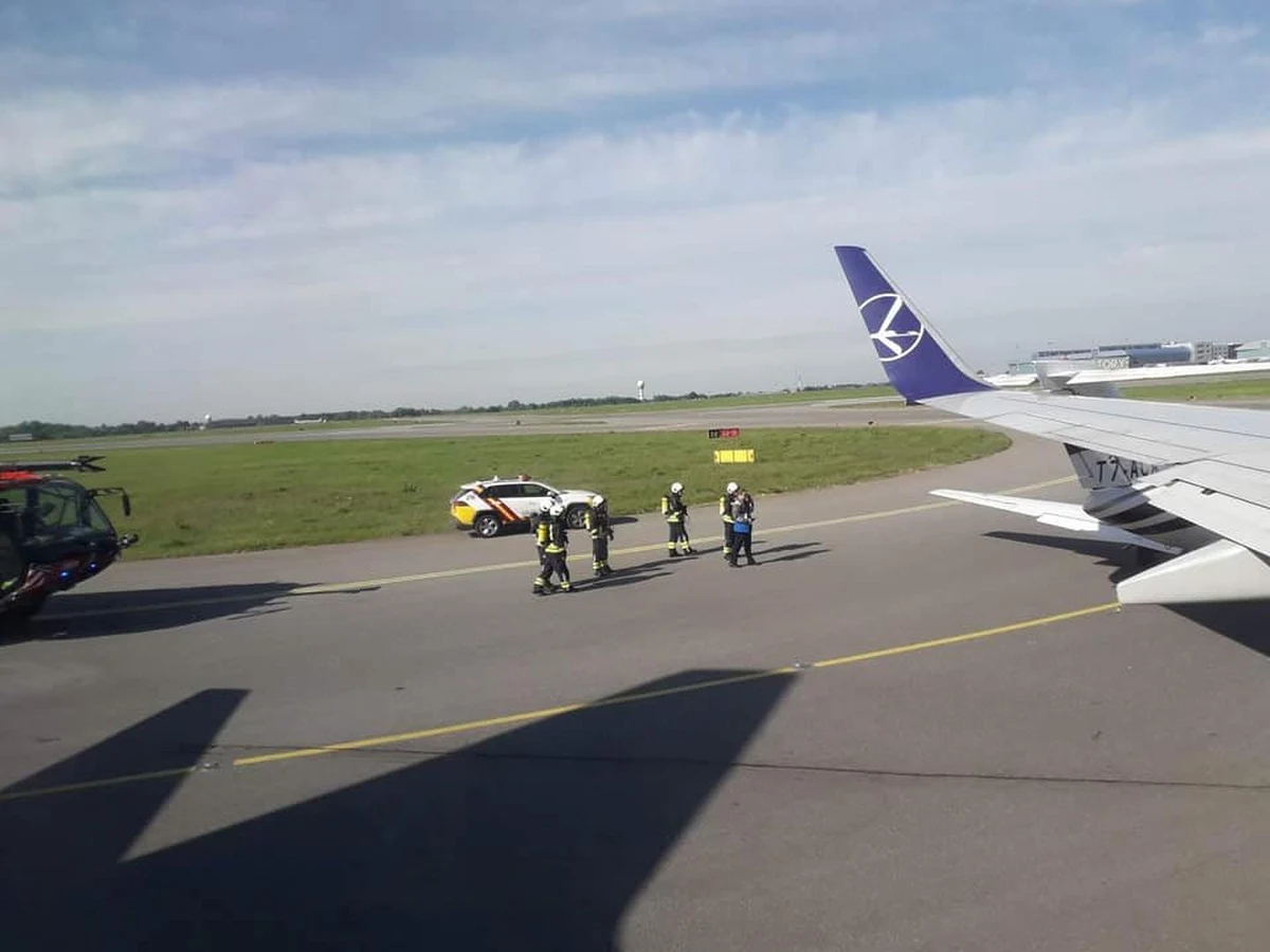 Do niegroźnego zderzenia dwóch samolotów doszło dzisiaj na warszawskim lotnisku Chopina. Jak informuje reporter RMF MAXXX Przemek Mzyk, Boeing 737 Polskich Linii Lotniczych lecący do Paryża, zderzył się z Cessną. Nikomu nic się nie stało. 
