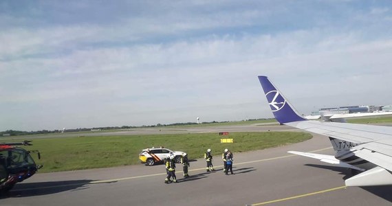 Do niegroźnego zderzenia dwóch samolotów doszło dzisiaj na warszawskim lotnisku Chopina. Jak informuje reporter RMF MAXXX Przemek Mzyk, Boeing 737 Polskich Linii Lotniczych lecący do Paryża, zderzył się z Cessną. Nikomu nic się nie stało. 