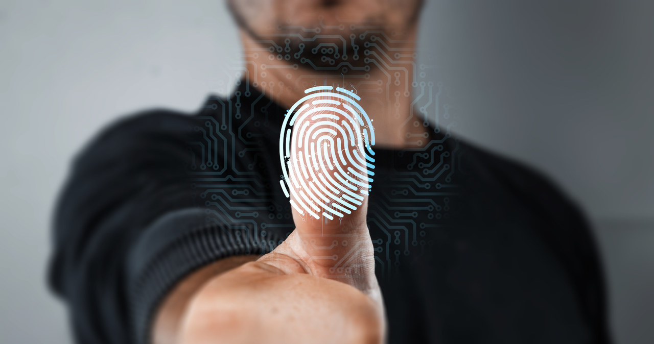 Chociaż zabezpieczenia biometryczne również można oszukać, jest to proces zdecydowanie trudniejszy niż wyłudzenie danych w ramach phishingu czy złamanie prostego hasła, dlatego obecnie uznawane są one za zdecydowanie bezpieczniejszą formę weryfikacji tożsamości. 