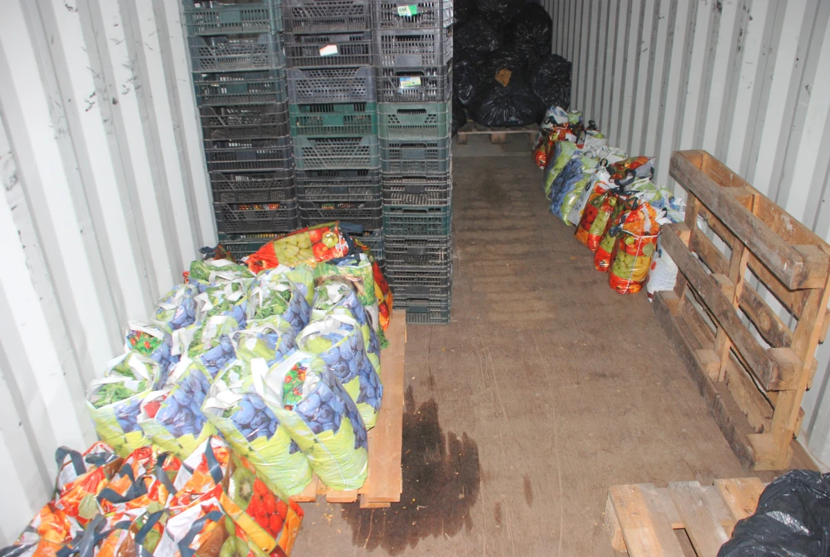 Funkcjonariusze Straży Granicznej z Poznania-Ławicy ujawnili i zabezpieczyli ponad dwie tony tytoniu oraz ponad 4 700 sztuk papierosów. Nielegalny towar wart 1,2 mln zł nie posiadał oznaczeń polską akcyzą skarbową.