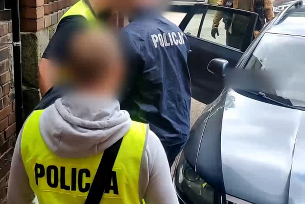 Zarzut zabójstwa 47-latka usłyszał jego 25-letni pasierb. Do zbrodni miało dojść w nocy z soboty na niedzielę na Osiedlu Mazurskim w Olsztynie. Młody mężczyzna odpowie także za naruszenie nietykalności cielesnej funkcjonariusza. Przyznał się do winy, ale nie chciał złożyć wyjaśnień w tej sprawie.