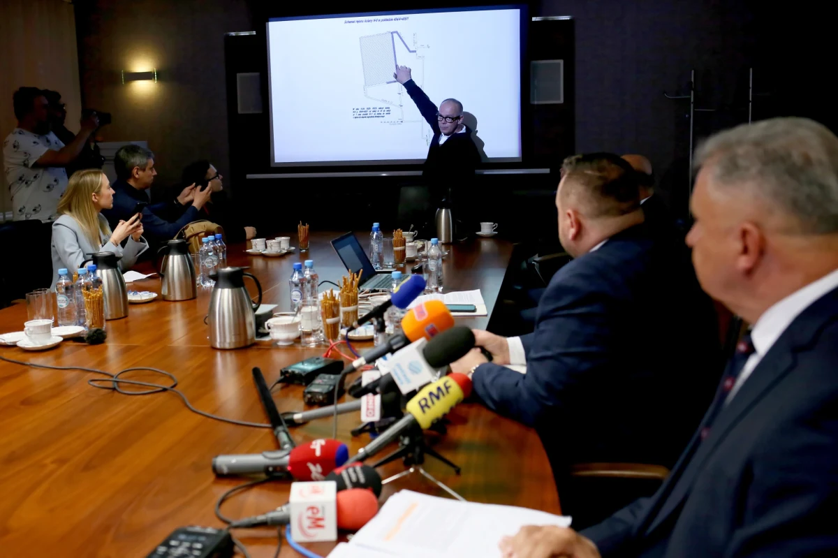 Przepraszam za potknięcia w kontaktach z rodzinami ofiar i poszkodowanych w katastrofie w kopalni Pniówek; te, które mogły się zdarzyć, wynikały głównie ze skali zdarzenia, obejmującego blisko 30 osób - powiedział zastępca dyrektora kopalni ds. pracy Aleksander Szymura.
