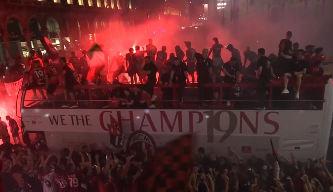 Drużyna AC Milan triumfalnie przemierzyła miasto wśród kibiców. WIDEO