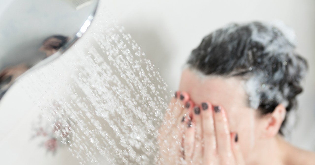 Bierzesz prysznic rano czy wieczorem? Jedna pora jest zdecydowanie lepsza dla organizmu