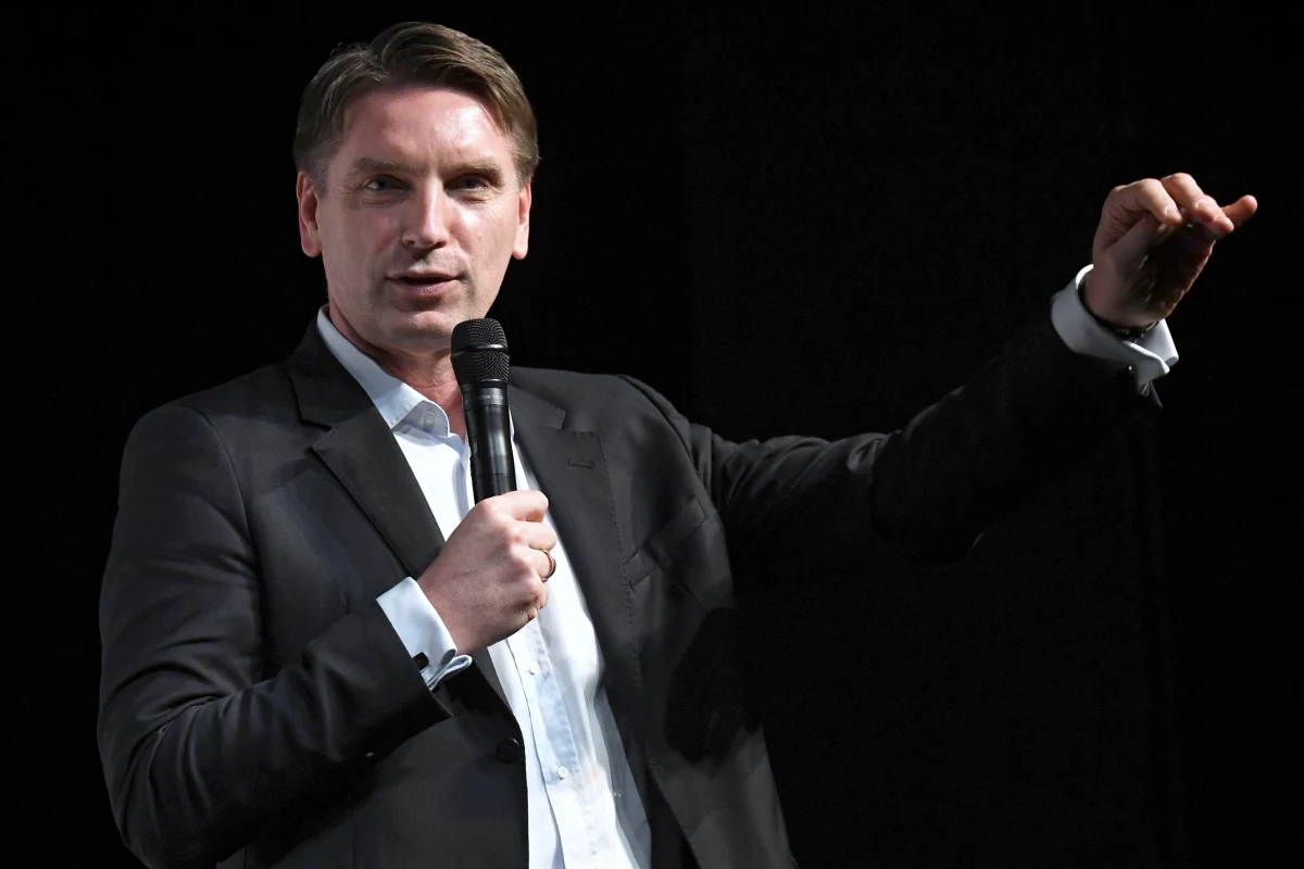 Tomasz Lis nie będzie dłużej redaktorem naczelnym "Newsweeka" i rozstaje się z wydawnictwem Ringier Axel Springer. "Jest czas powitań i czas pożegnań" - napisał na Twitterze Lis. 