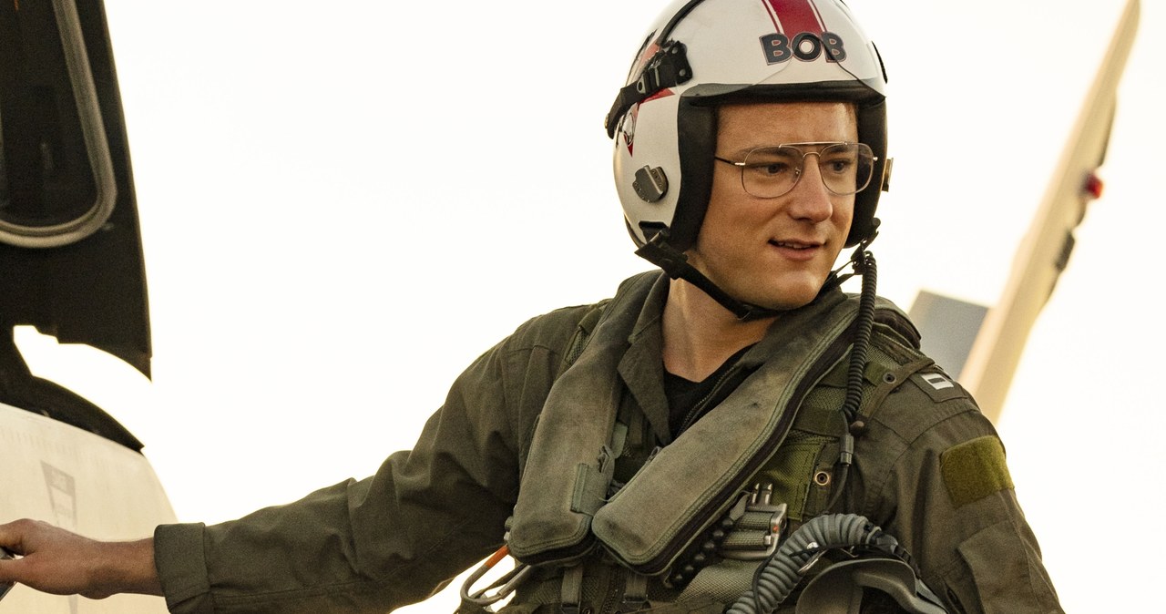 W filmie Top Gun Maverick", poza znanymi z oryginału postaciami Pete'a "Mavericka" Mitchella (Tom Cruise) i Toma "Icemana" Kazansky'ego (Val Kilmer), zobaczyć możemy nowe postaci. W jedną z nich wcielił się Lewis Pullman, syn aktora Billa Pullmana.