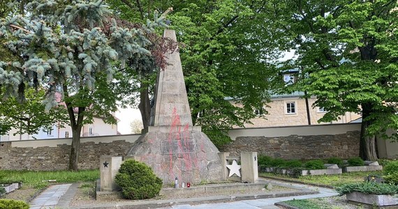 Krośnieńska policja poszukuje sprawcy lub sprawców znieważenia pomnika Armii Czerwonej przy Placu Konstytucji 3-maja. Monument został oblany czerwoną farbą.