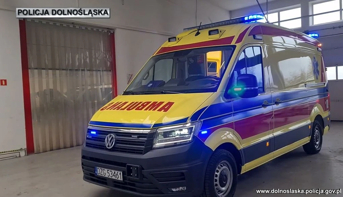 Dość nietypowy pojazd, jak dla formacji jaką jest policja, znalazł się we flocie dolnośląsich mundurowych. To ambulans wyposażony w sprzęt umożliwiający ratowanie życia. Będzie wykorzystywany do działań związanych z zabezpieczaniem m.in. imprez masowych. Policyjnych ratowników przeszkolono już z obsługi specjalistycznego sprzętu znajdującego się w karetce.