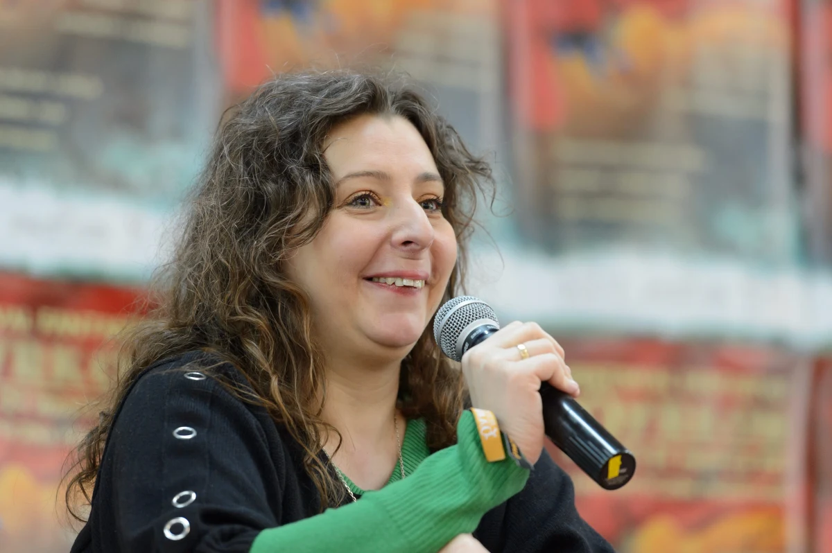 "Nie trzymała się kurczowo jednego stylu. Miała gigantyczną wyobraźnię. Lubiła eksperymentować. Poza tym miała zestaw pozytywnych cech, który uwodził każdego w kontakcie. Dla jej czytelników i wszystkich, którzy ją znali to jest ogromna strata" - mówił w radiu RMF24 Jerzy Rzymowski, redaktor naczelny miesięcznika  "Nowa Fantastyka". Maja Lidia Kossakowska, popularna pisarka powieści fantastycznych, tragicznie zginęła w pożarze w Starych Załubicach. Miała 50 lat.