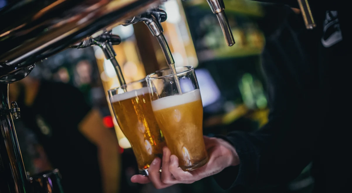 ​Czeskie browary borykają się z rosnącymi cenami energii oraz surowców, takich jak słód i chmiel. Przedstawiciele Czesko-Morawskiego Stowarzyszenia Minibrowarów przekazali, że spodziewają się, że do końca roku piwo będzie drożeć.