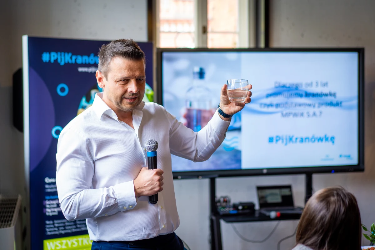 ​Wrocławianie chętnie piją kranówkę. Co czwarty mieszkaniec Wrocławia robi to codziennie, kolejne 35% deklaruje, że sięga po nią kilka razy w tygodniu. Tak wynika z badań przeprowadzonych przez Miejskie Przedsiębiorstwo Wodociągów i Kanalizacji we Wrocławiu.