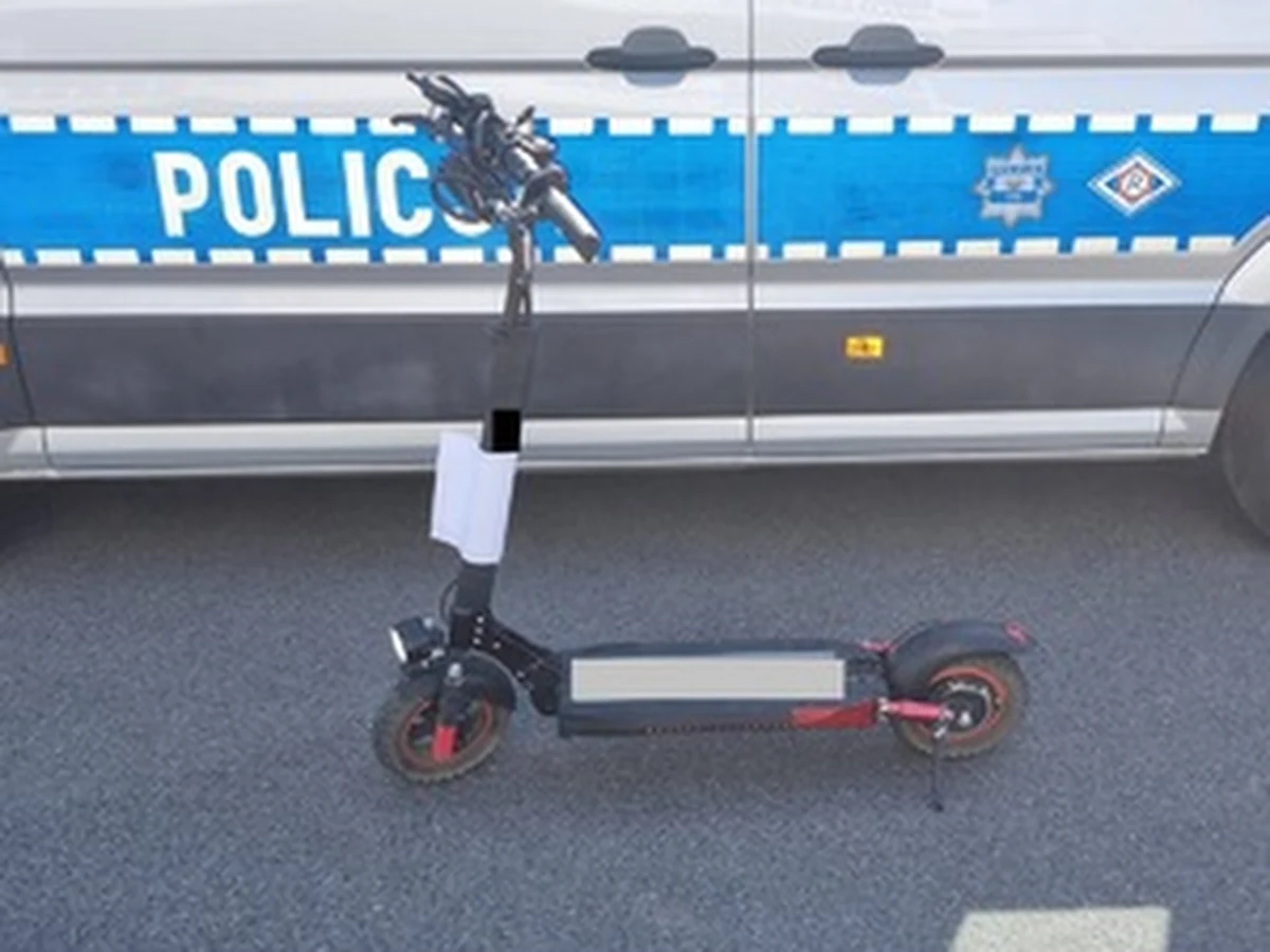 Łódzka policja szuka świadków potrącenia 6-letniego chłopca przez jadącego chodnikiem użytkownika hulajnogi elektrycznej. Dziecko upadło, z obrażeniami głowy trafiło do szpitala. Do wypadku doszło w poniedziałek około g. 7.20 na ul. Piotrkowskiej.

