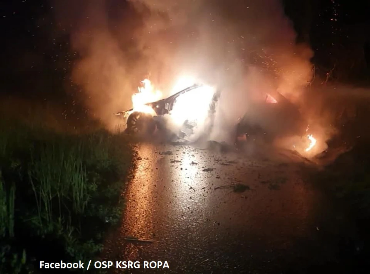 Kierujący samochodem audi na łuku drogi stracił panowanie nad pojazdem, wjechał do rowu i uderzył w przydrożne drzewo. W wyniku zdarzenia auto stanęło w płomieniach. Na szczęście pasażerowie audi opuścili pojazd o własnych siłach.