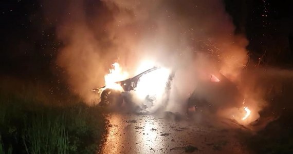 Kierujący samochodem audi na łuku drogi stracił panowanie nad pojazdem, wjechał do rowu i uderzył w przydrożne drzewo. W wyniku zdarzenia auto stanęło w płomieniach. Na szczęście pasażerowie audi opuścili pojazd o własnych siłach.