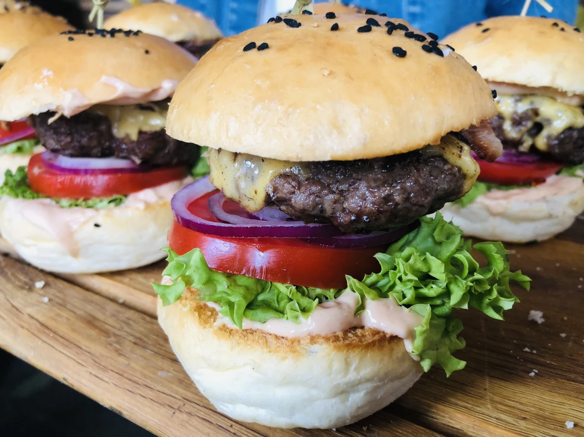 Szparagi i bułki własnego wypieku – to gwiazdy tegorocznej, piątej edycji Jemy w Łodzi Burger Fest. Do skosztowania będzie niemal 40 festiwalowych propozycji w 35 restauracjach. Dodatkowo pyszne wydarzenia towarzyszące: miejski grill, domowe pieczenie bułek i konkursy dla gości. Festiwal rozpocznie się w piątek i potrwa do 5 czerwca. 