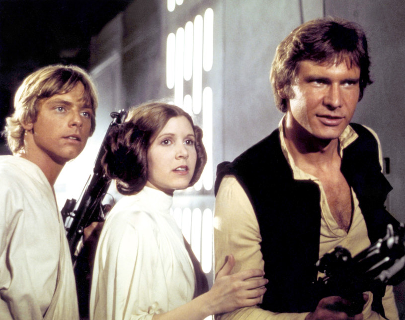 W środę mija dokładnie 45 lat od premiery filmu George'a Lucasa "Gwiezdne wojny". Kosmiczna opowieść o Luke'u Skywalkerze, który - podobnie jak ojciec - pragnie zostać rycerzem Jedi, to jedna z najbardziej pionierskich produkcji w historii kina. Krytyk "New York Timesa", Vincent Canby, nazwał "Gwiezdne wojny" "najbardziej wyszukanym, najdroższym i najpiękniejszym filmem, jaki kiedykolwiek powstał". 
 