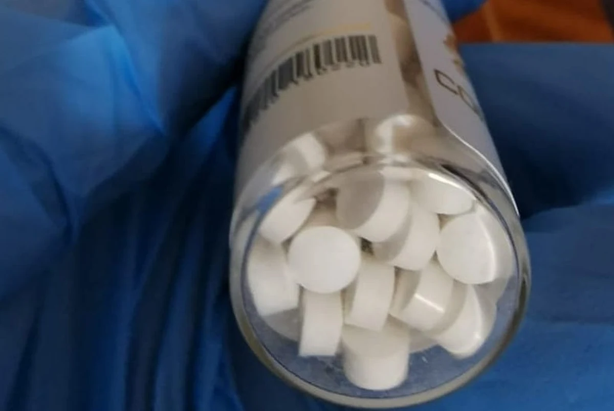 73-letnia kobieta próbowała przekazać, przebywającemu w więzieniu, swojemu synowi 123 tabletki amfetaminy. W domu miała kolejne 182. Grozi jej nawet do 3 lat pozbawienia wolności.