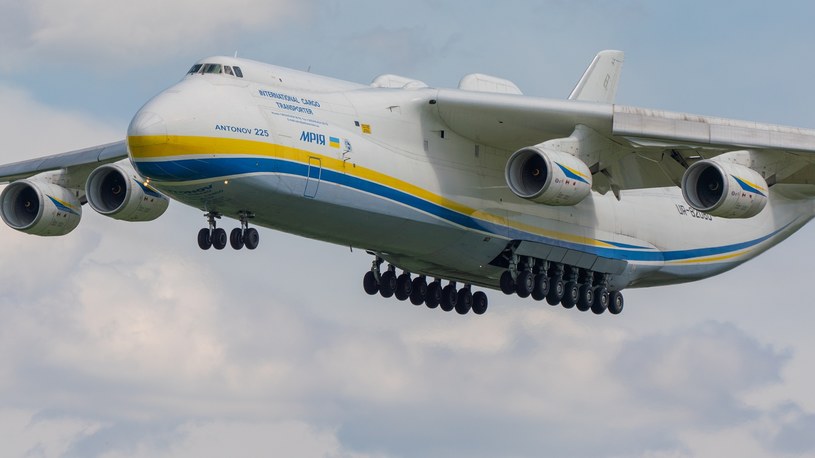 An-225 Mrija, największy samolot transportowy świata, został zniszczony na lotnisku w Hostomelu w pierwszych dniach rosyjskiej agresji na Ukrainę. Teraz prezydent Zełeński zapowiada odbudowę tego giganta.