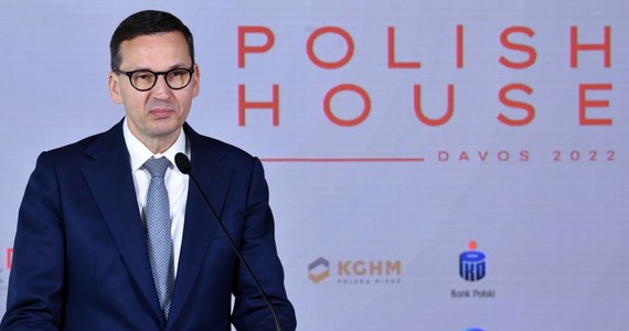 "Przestrzegam wszystkich, w tym Solidarną Polskę, aby nie igrać z ogniem; sytuacja finansowa jest dziś w stanie rozchwiania, czarne chmury zbierają się nie tylko nad Europą. Kompromis w sprawie KPO wypracowany z UE powinien być akceptowalny dla obu stron" - mówił premier Mateusz Morawiecki w wywiadzie dla interia.pl.