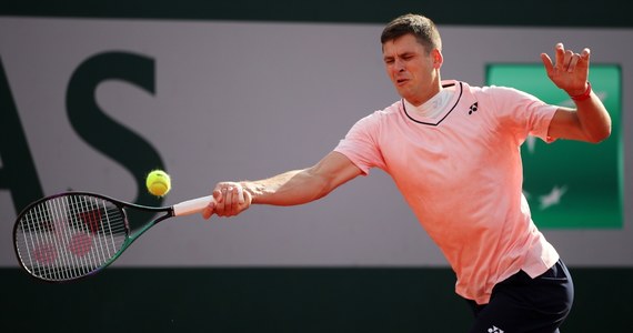 Rozstawiony z numerem 12 Hubert Hurkacz wygrał z włoskim tenisistą Giulio Zeppierim 7:5, 6:2, 7:5 w pierwszej rundzie wielkoszlemowego French Open w Paryżu. Kolejnym rywalem Polaka będzie kolejny Włoch - Marco Cecchinato.