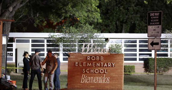 Bilans ofiar śmiertelnych wtorkowej strzelaniny w szkole podstawowej w mieście Uvalde w Teksasie w USA wynosi co najmniej 21 osób. Zdecydowana większość z nich to dzieci. 
