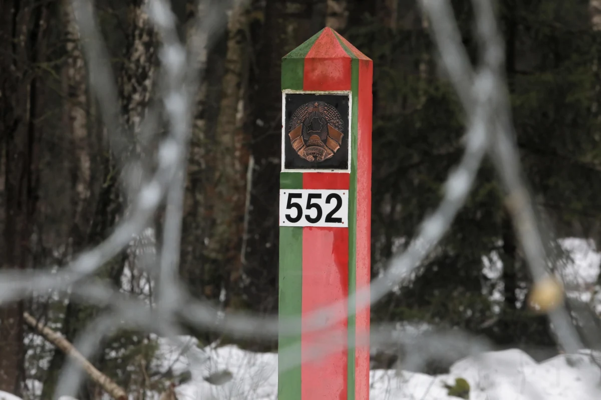 Wykonawcy deklarują, że zaporę na granicy z Białorusią ukończą zgodnie z planem, czyli do końca czerwca - powiedziała rzeczniczka Straży Granicznej por. Anna Michalska. Jak dodała, SG otrzymało już projekt bariery elektronicznej. Prace nad nią ruszą w czerwcu.