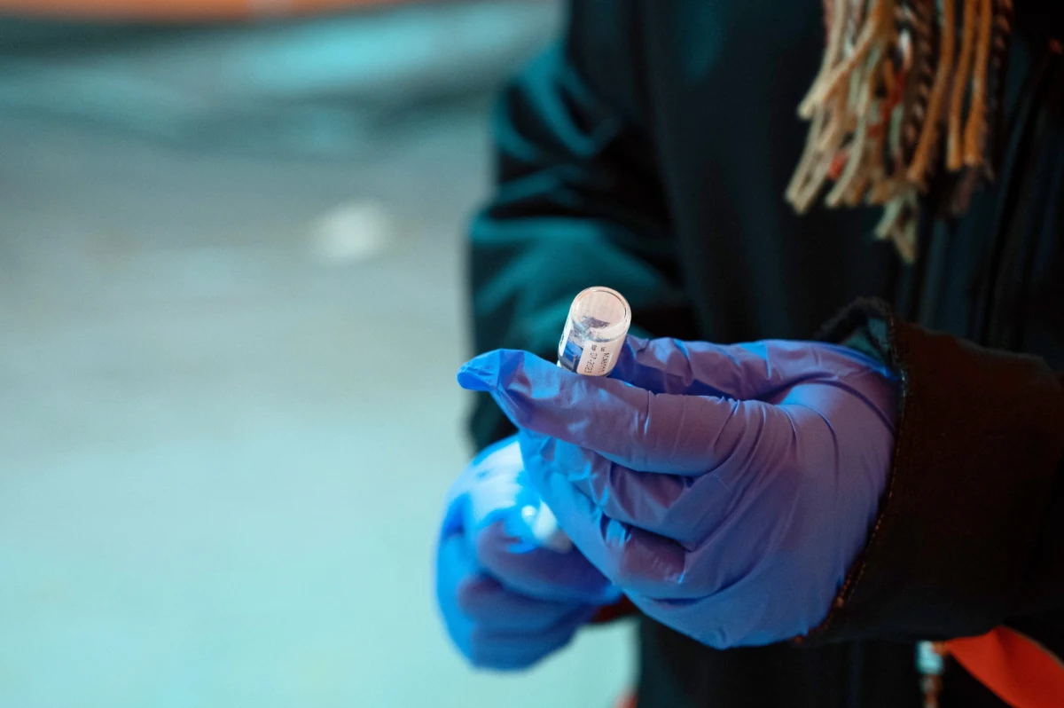 Komisja Europejska przyznaje, że w związku z presją państw Europy Środkowej zaczęła mocniej negocjować z koncernem możliwość przesunięcia dostaw szczepionek przeciw Covid-19 - informuje w środę "Dziennik Gazeta Prawna".