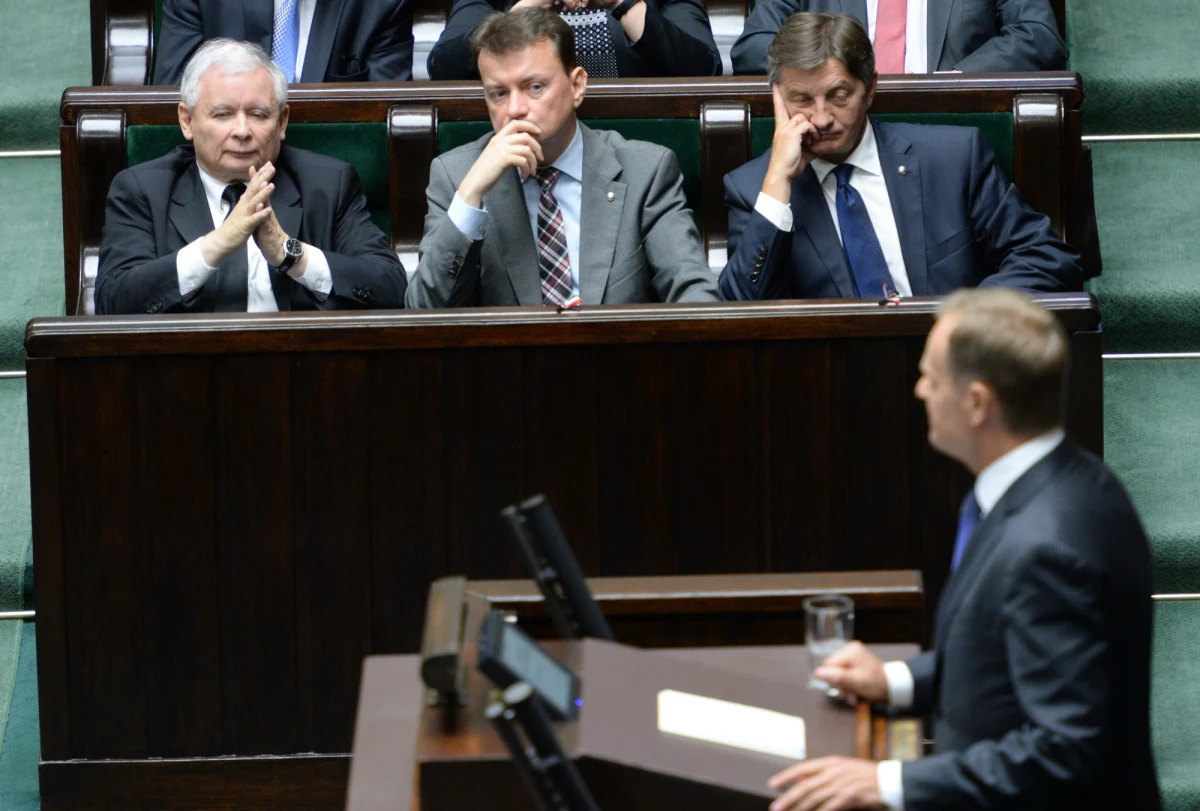 Prezydent Andrzej Duda nadal cieszy się największym zaufaniem Polaków, a wraz z nim na podium znajdują się premier Mateusz Morawiecki i prezydent Warszawy Rafał Trzaskowski, którzy zamienili się miejscami – wynika z najnowszego sondażu IBRiS wykonanego dla Onetu. 