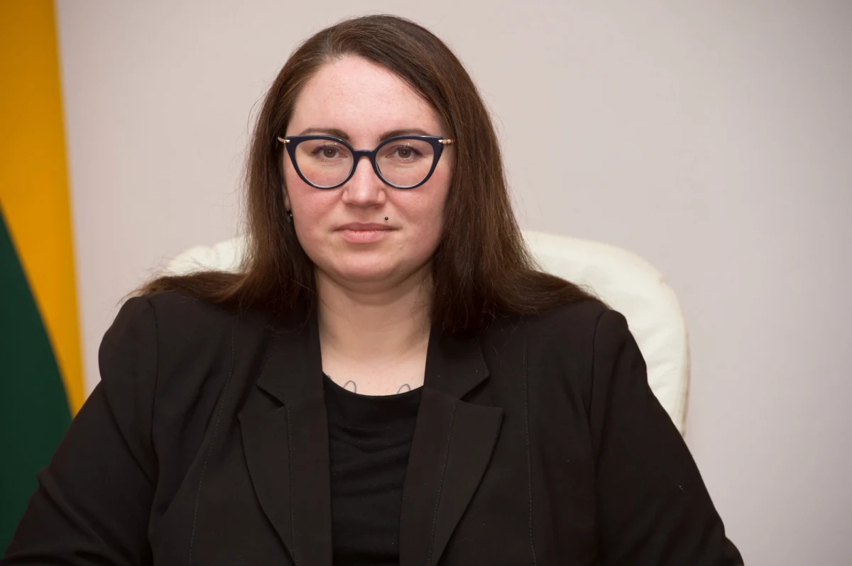 ​Litewska minister sprawiedliwości Ewelina Dobrowolska skorzystała ze znowelizowanej ustawy o pisowni imion i nazwisk nielitewskich i zmieniła pisownię swego nazwiska z formy litewskiej na polską. Minister zaznaczyła na Facebooku, że czekała na to 33 lata.