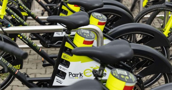 Dobra informacja dla użytkowników elektrycznych rowerów miejskich. Jednoślady z pętli Czerwone Maki będzie można wypożyczać także w weekendy.