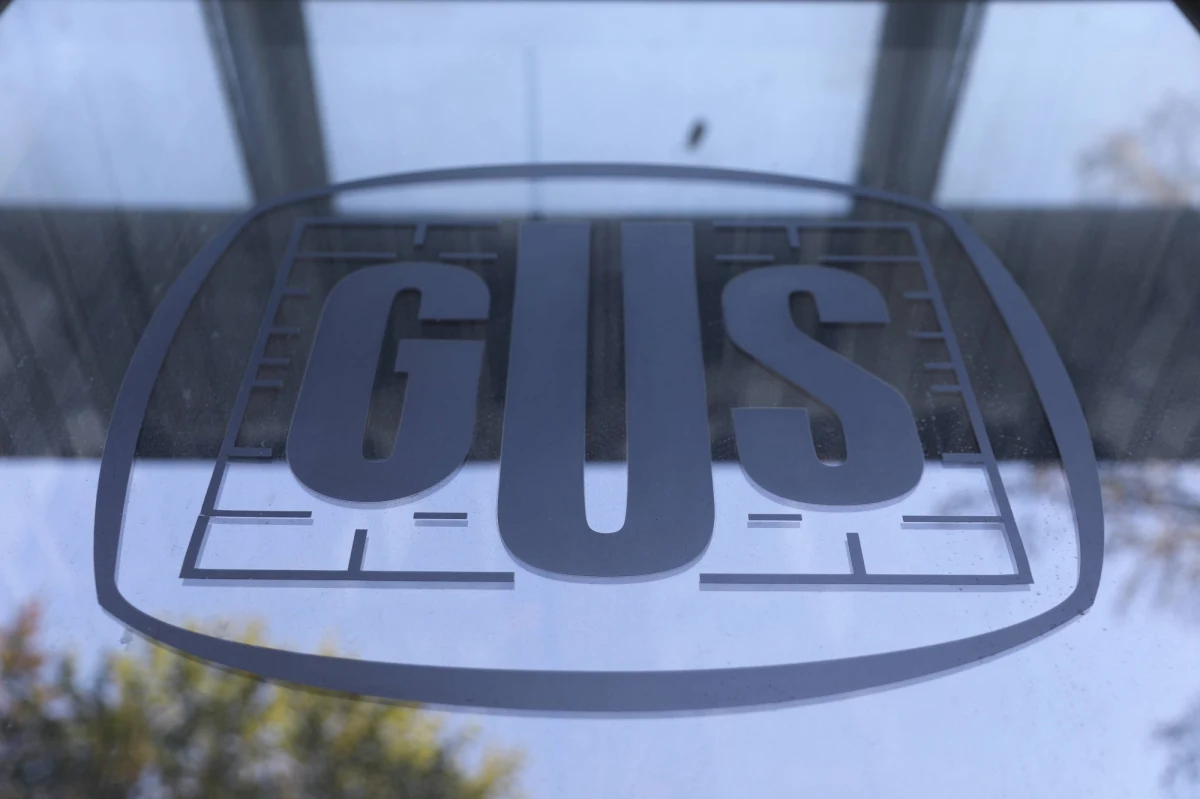 Stopa bezrobocia w kwietniu spadła do 5,2 proc. z 5,4 proc. w marcu - podał Główny Urząd Statystyczny. Liczba bezrobotnych zarejestrowanych w urzędach pracy wyniosła w kwietniu 878 tys. w porównaniu do 902,1 tys. osób w marcu.