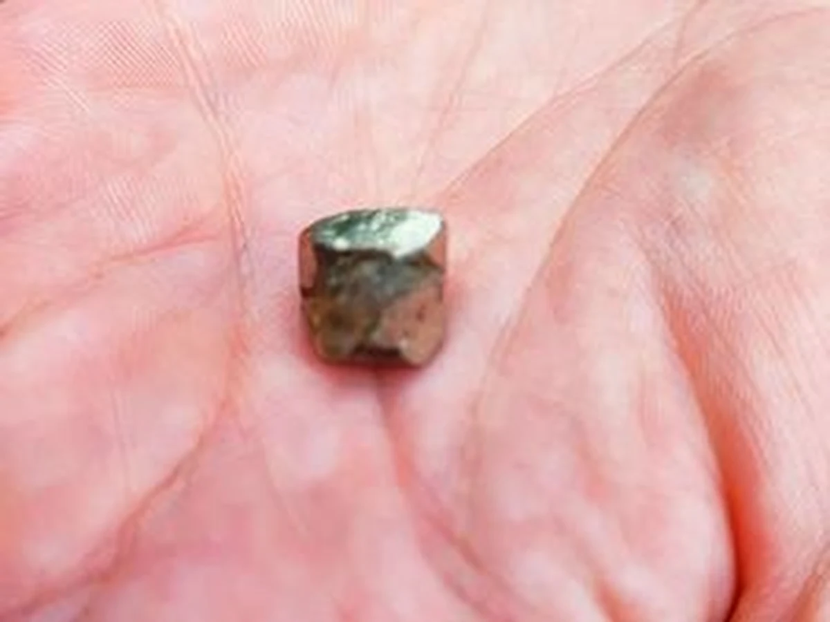 27-latek zwiedzający muzeum w nieczynnej kopalni na terenie gminy Mirsk zainteresował się "złotem", które można było podziwiać na wystawie. Wykorzystując nieuwagę osoby oprowadzającej, zabrał je ze sobą. Jak się okazało nie był to cenny kruszec, a piryt potocznie zwany "złotem głupców".

