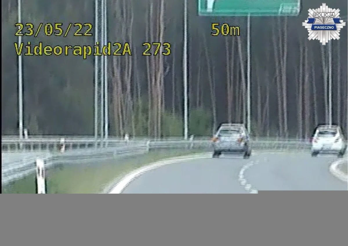 Policjanci z Piaseczna zatrzymali na obwodnicy Góry Kalwarii kierowcę, który jadąc ponad 200 km/h przekroczył dozwoloną prędkość dwukrotnie. Swoją szybką jazdę tłumaczył tym, że spieszył się po kwiaty na imieniny dla mamy. 