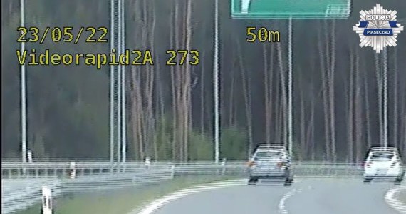 Policjanci z Piaseczna zatrzymali na obwodnicy Góry Kalwarii kierowcę, który jadąc ponad 200 km/h przekroczył dozwoloną prędkość dwukrotnie. Swoją szybką jazdę tłumaczył tym, że spieszył się po kwiaty na imieniny dla mamy. 