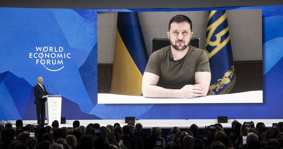 Wycofanie rosyjskich wojsk do linii sprzed 24 lutego może być pierwszym krokiem do rozmów - powiedział w środę podczas konferencji w Davos prezydent Ukrainy Wołodymyr Zełenski.