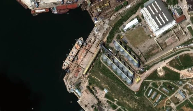 Rosja ładuje na statki ukraińskie zboże. Kradzież widać z kosmosu