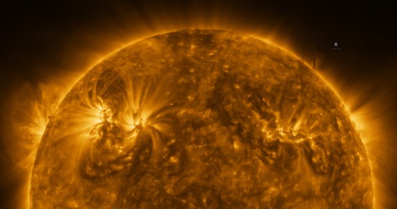Bieguny Słońca oraz niższe warstwy korony słonecznej widać na nowych filmach i fotografiach w wysokiej rozdzielczości, pokazanych przez Europejską Agencję Kosmiczną (ESA). Obrazy Słońca wykonała sonda kosmiczna Solar Orbiter. 