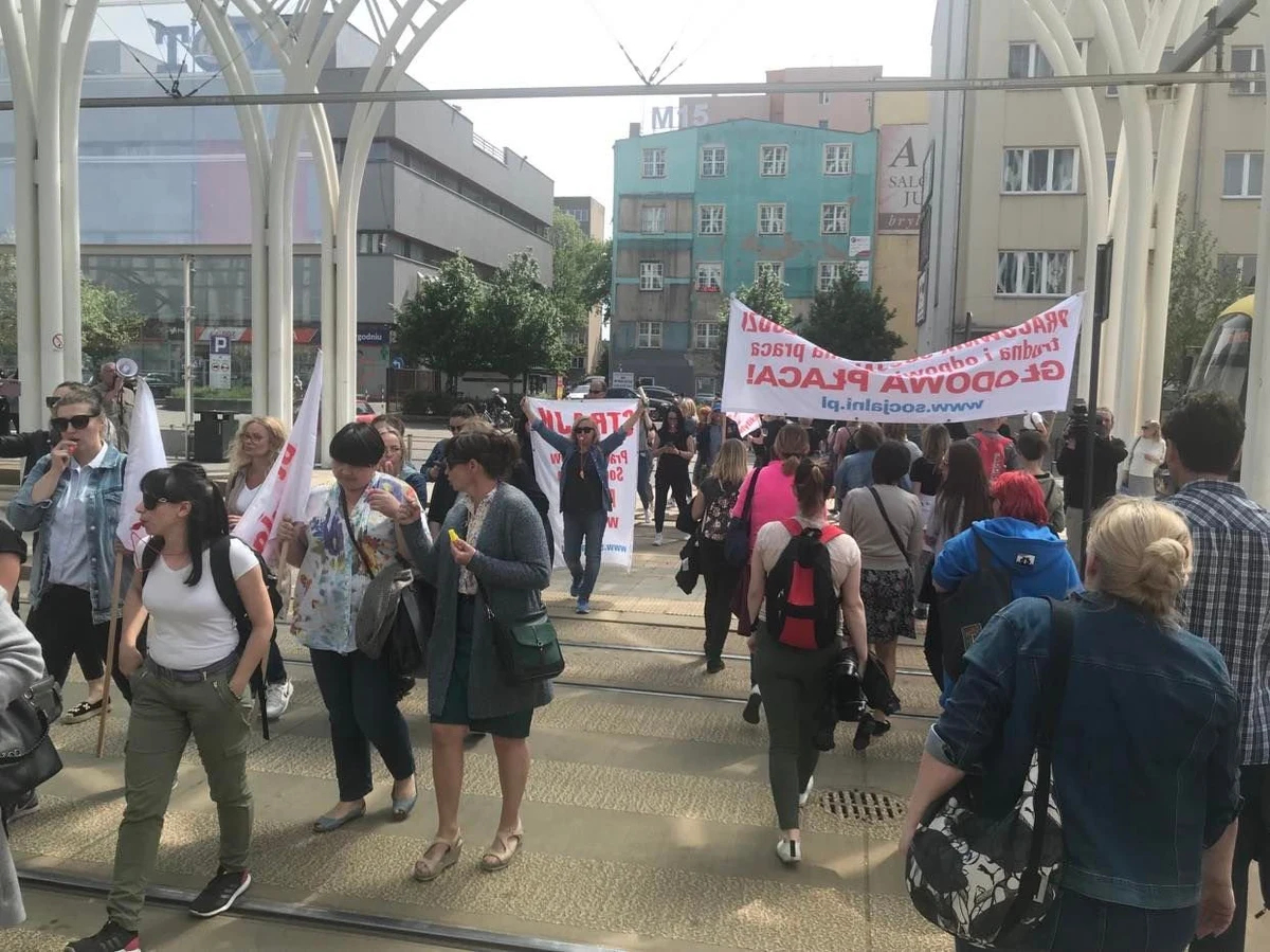 Strajkujący pracownicy socjalni MOPS w Łodzi będą dziś (25 maja) blokować główne centrum przesiadkowe MPK. W ramach strajku od 15.30. do 17.00 pracownicy będą przechodzić po przejściach dla pieszych wokół Przystanku Centrum. Niewątpliwie pasażerowie komunikacji miejskiej musza liczyć się z utrudnieniami. 