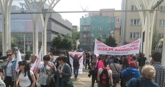 Strajkujący pracownicy socjalni MOPS w Łodzi będą dziś (25 maja) blokować główne centrum przesiadkowe MPK. W ramach strajku od 15.30. do 17.00 pracownicy będą przechodzić po przejściach dla pieszych wokół Przystanku Centrum. Niewątpliwie pasażerowie komunikacji miejskiej musza liczyć się z utrudnieniami. 