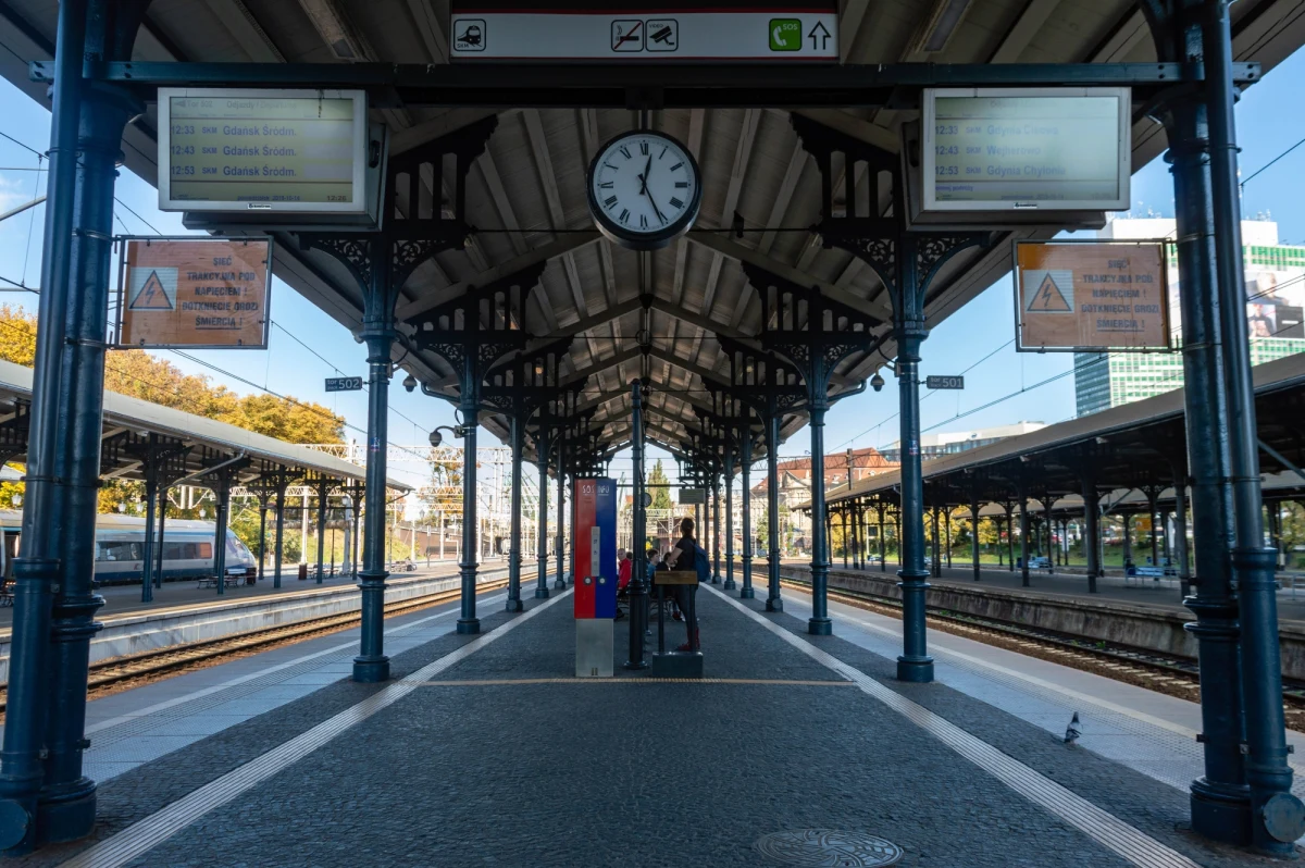 PKP Polskie Linie Kolejowe wraz z Narodowym Centrum Badań i Rozwoju rozpoczęły testowanie nowego systemu zarządzania oświetleniem, który "wyczuwa" pasażerów stojących na peronach. Został on zamontowany na dwóch stacjach: Gdyni Orłowie i przystanku Cieplewo (na trasie Warszawa - Gdańsk).

