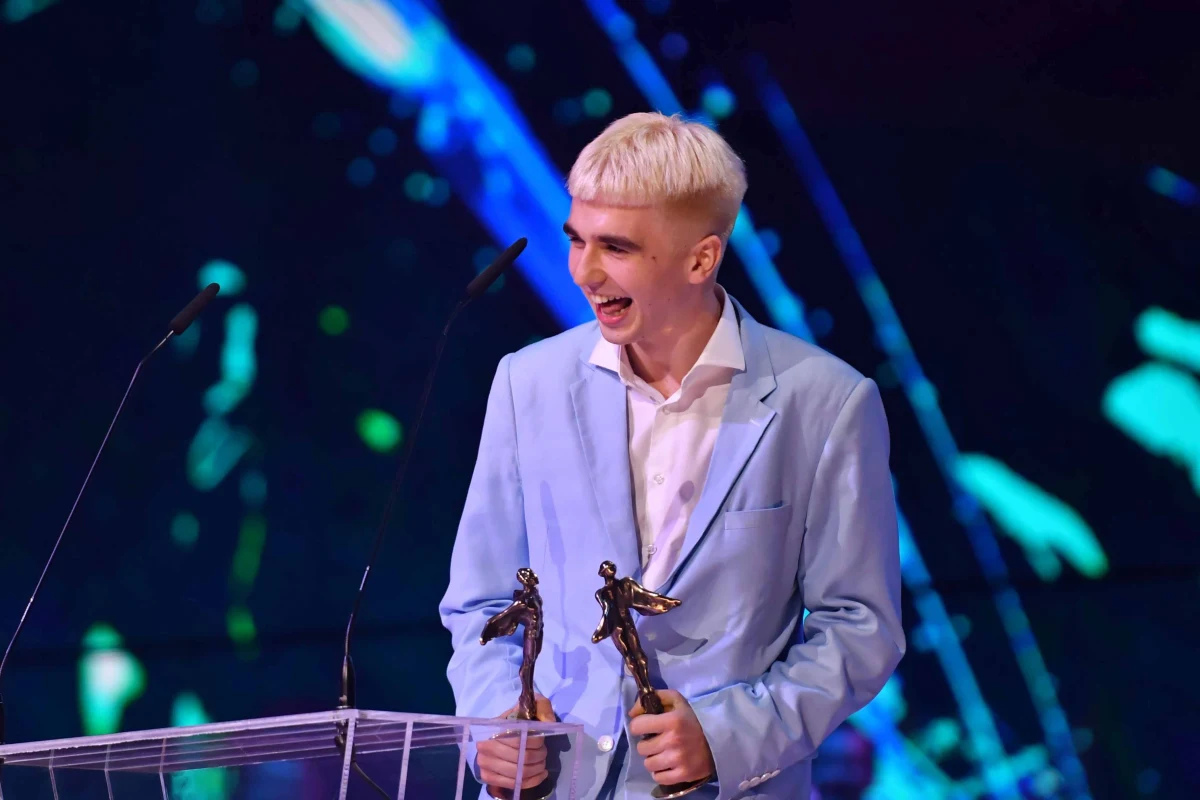 "Przepisy prawa są jasno określone, jakie imprezy mogą być organizowane i pod jakimi warunkami. Rozumiemy zabawę, ale przede wszystkim dla nas liczy się bezpieczeństwo" - poinformował rzecznik Komendy Stołecznej Policji Sylwester Marczak, odnosząc się do koncertu rapera Maty na bulwarach wiślanych.